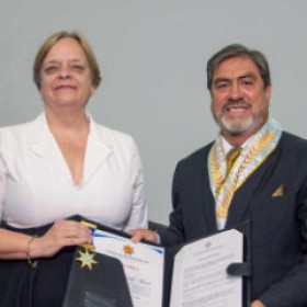 Embajadora alemana Sabine Gabriele Bloch recibe la "Medalla Cívica del Derecho" en reconocimiento a la labor de la República Federal de Alemania en la promoción de la doble nacionalidad