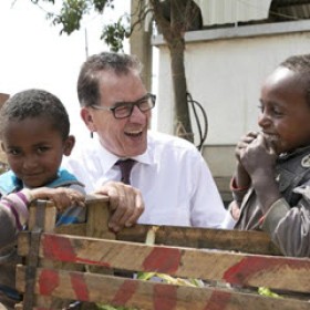 Scheidender Minister Gerd Müller in Eritrea, Quelle: Die Welt Scheidender Minister Gerd Müller in Eritrea, Quelle: Die Welt