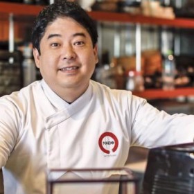 Mitsuharu Tsumura bester Chef, oto: Anthony Niño de Guzmán in El Comercio Mitsuharu Tsumura bester Chef, oto: Anthony Niño de Guzmán in El Comercio