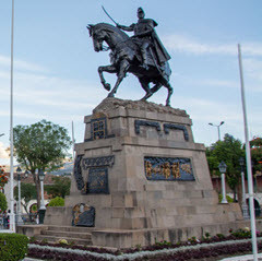 Monumento al Mariscal Sucre, Plaza de Armas Ayacucho, © Narbo Peralta Rodríguez