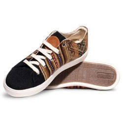 Zapatilla Costa Paku negra hecha a mano en el ande de Perú