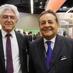 Im Bild ALfonso Velásquez mit Dr. Basurco von Peru-Vision auf der BioFach im Jahr 2017